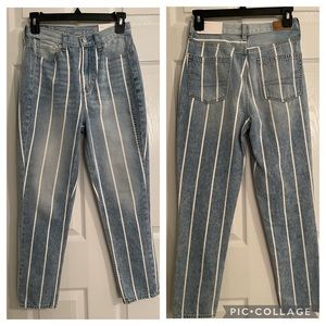 American Eagle mom Jean. Size 00 short. Never worn, tags attached.